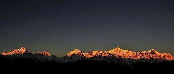 同是好友，他为何对李白见危不救，却给杜甫雪中送炭？