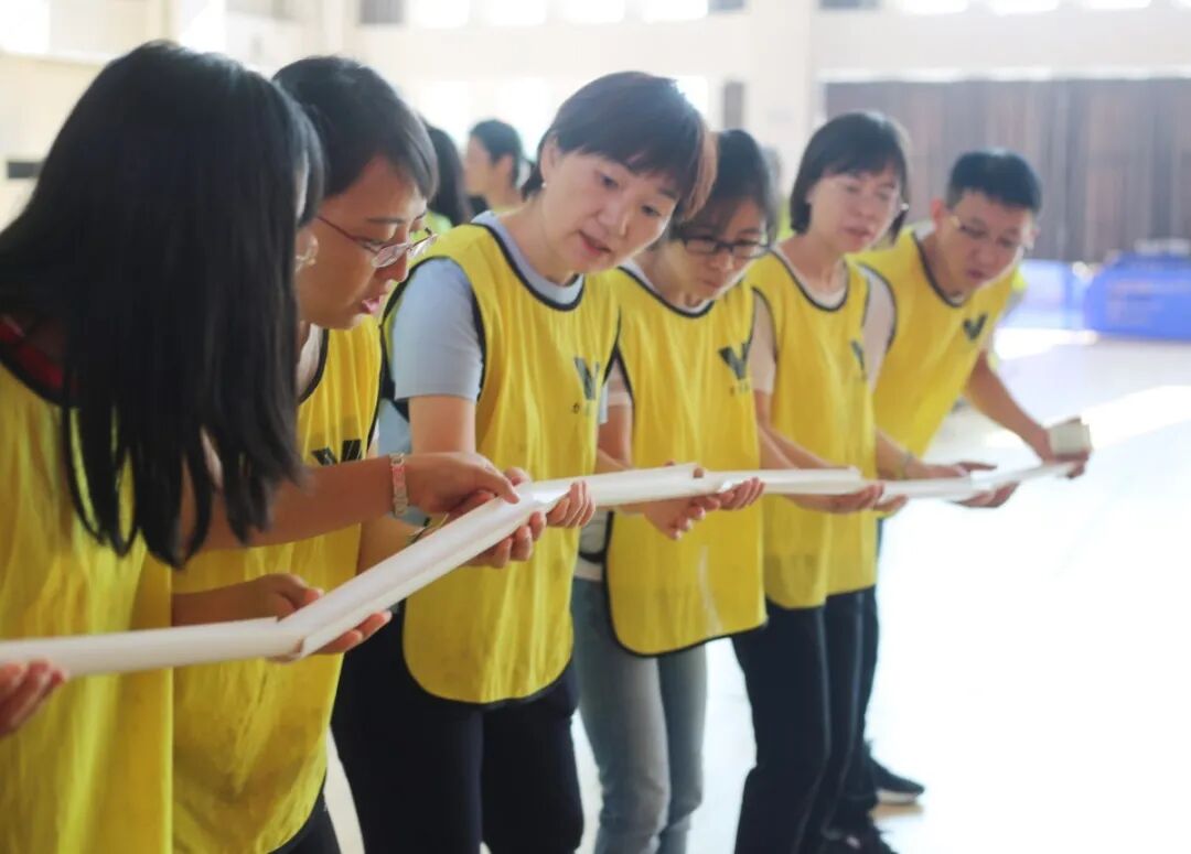 凝心聚力精彩绽放_让激情凝聚力量_团建队名