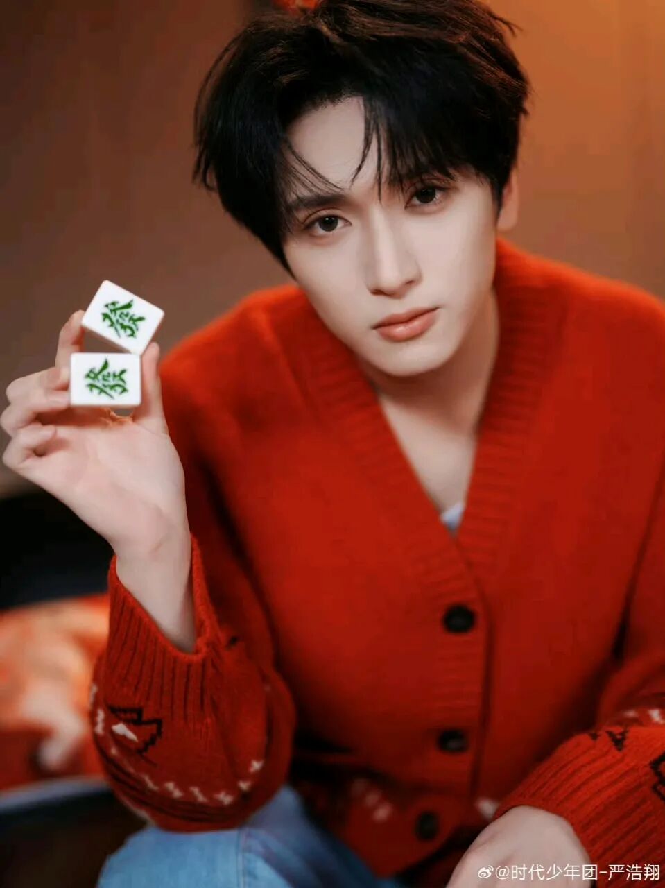 严浩翔最新过年发财写真