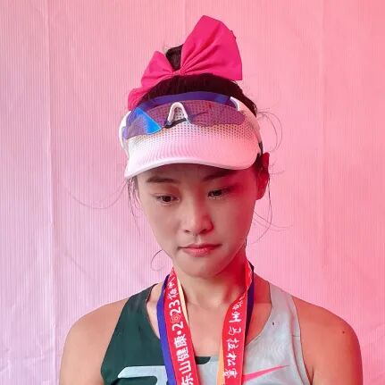 殷晓雨的半马百冠以及由此引发的膜拜与争议