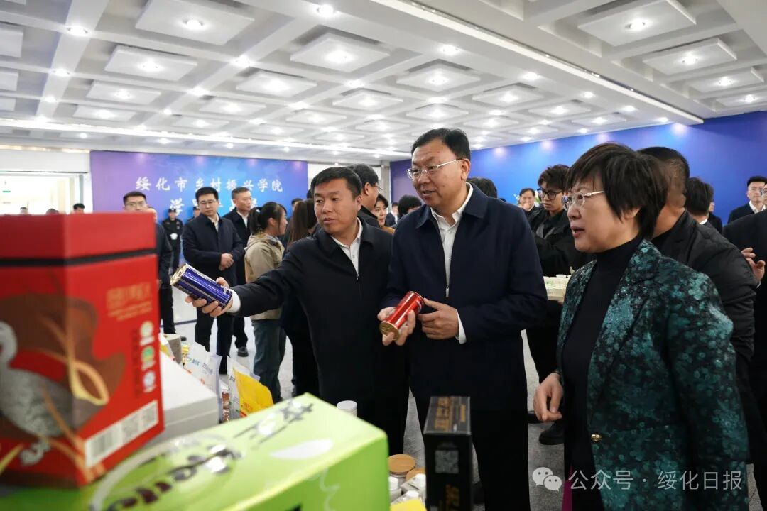 张芳,姜可东两位导师进行了主旨发言.