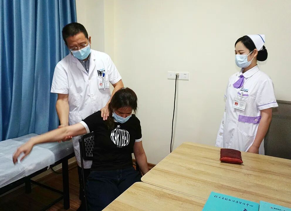 福能健康体检中心黄守清院长受邀出席福建省公安民警英烈基金会福州代表处揭牌仪式(图3)