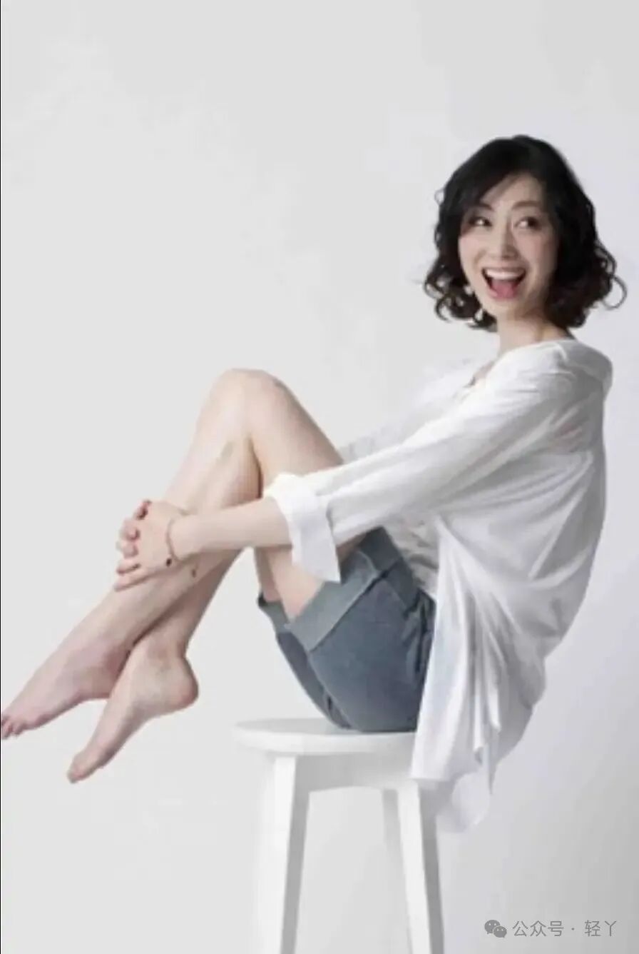 在高斯奥特曼剧场版中,她以医生黑衣黑帽的形象亮相,但依旧难掩其出众