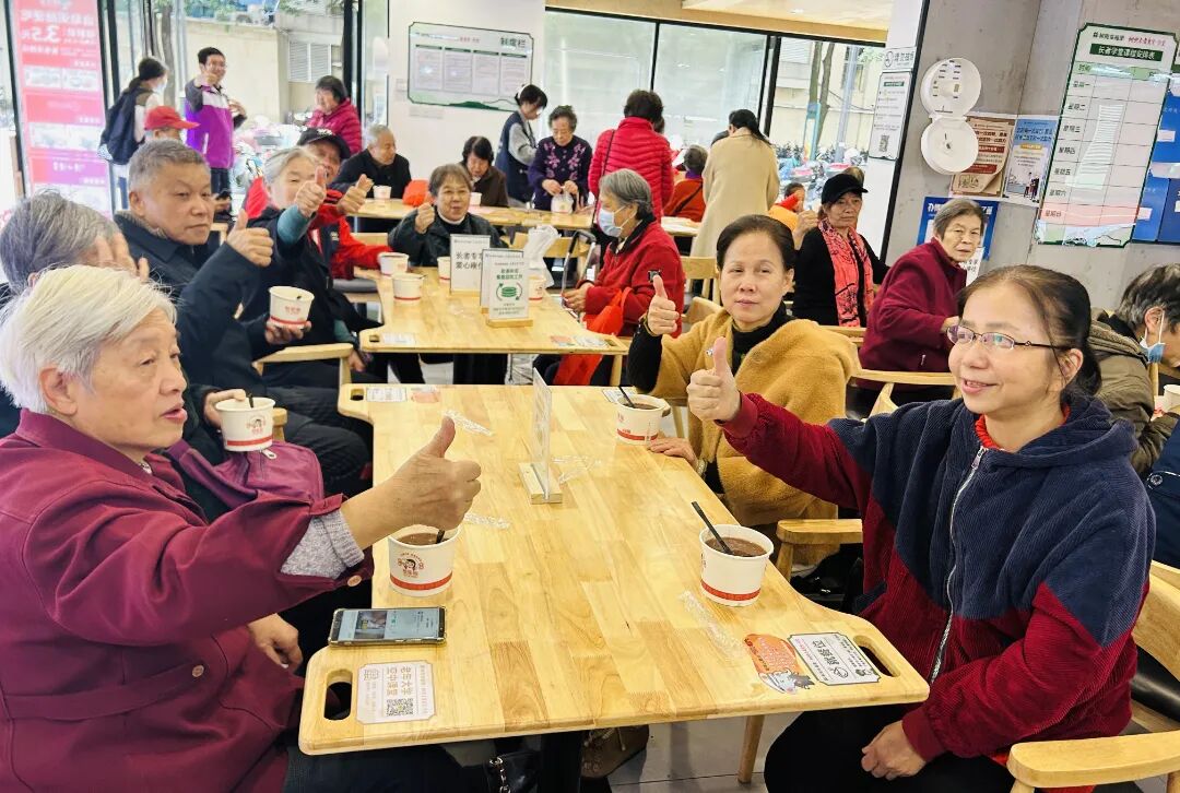 福州市鼓楼区鼓东街道树兜社区长者食堂•学堂设施内吃腊八粥.jpg