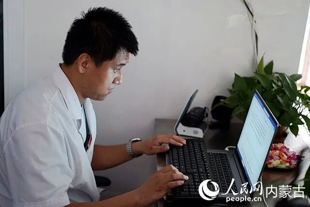 在操作电脑。人民网记者 齐浩男摄