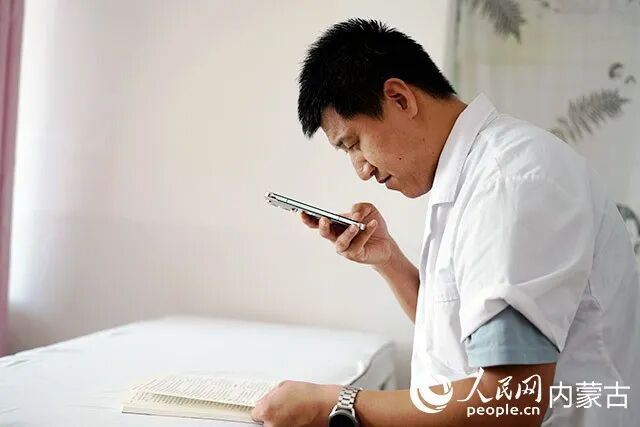 武琨杰用手机AI扫描书籍。人民网记者 齐浩男摄