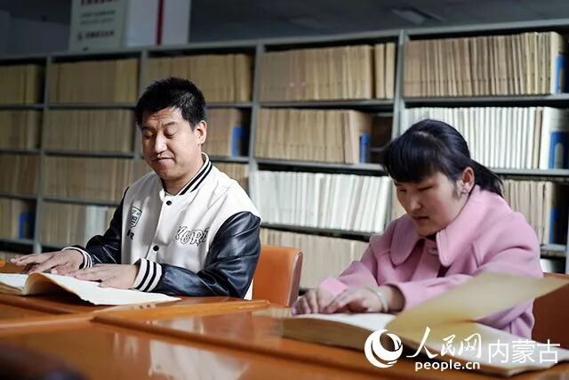 与爱人在图书馆阅读。人民网记者 齐浩男摄