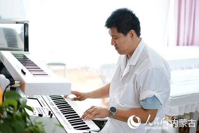 武琨杰演奏乐曲。人民网记者 齐浩男摄