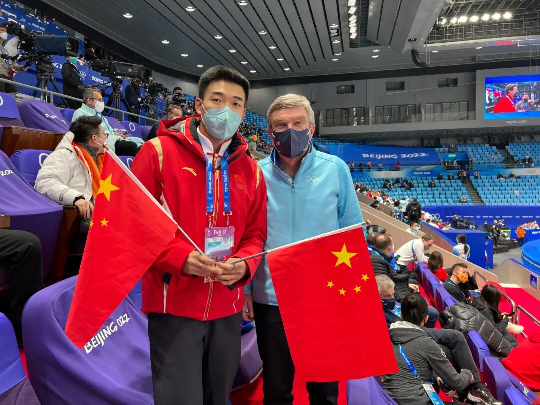 高亭宇张虹_徐梦桃坐高亭宇肩上擎旗入场_速度滑冰高亭宇图片