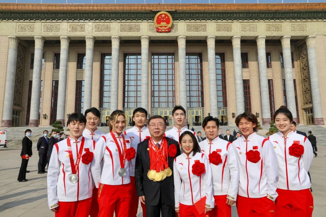 徐梦桃坐高亭宇肩上擎旗入场_速度滑冰高亭宇图片_高亭宇张虹