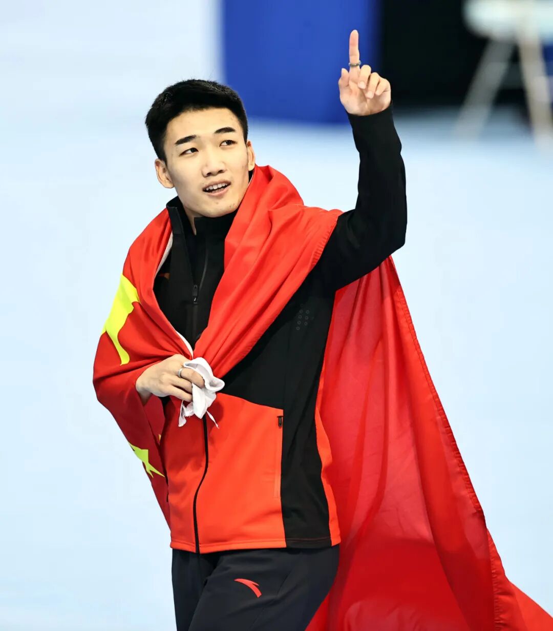 速度滑冰高亭宇图片_徐梦桃坐高亭宇肩上擎旗入场_高亭宇张虹