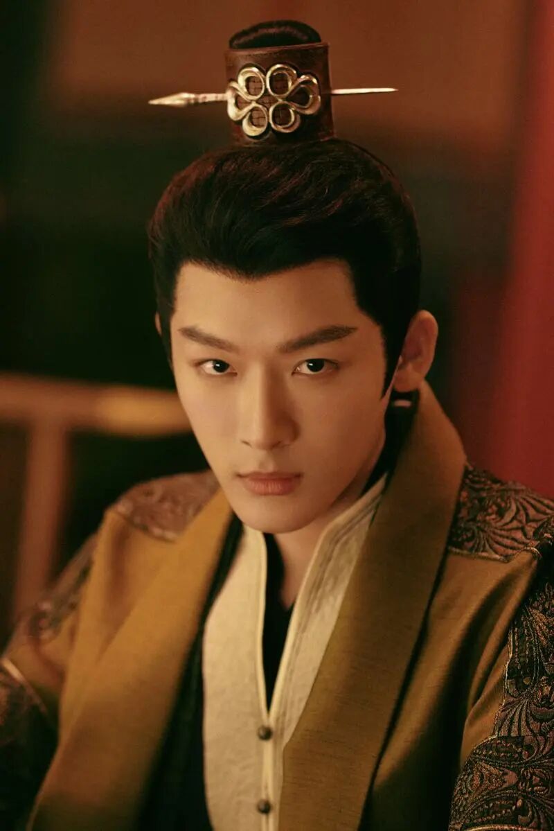 剧中,玱玹是西炎王的嫡长孙,他和小夭青梅竹马,两人一起经历了童年