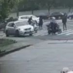 浙江宁波一车辆撞倒行人又倒回碾压？警方：操作不当