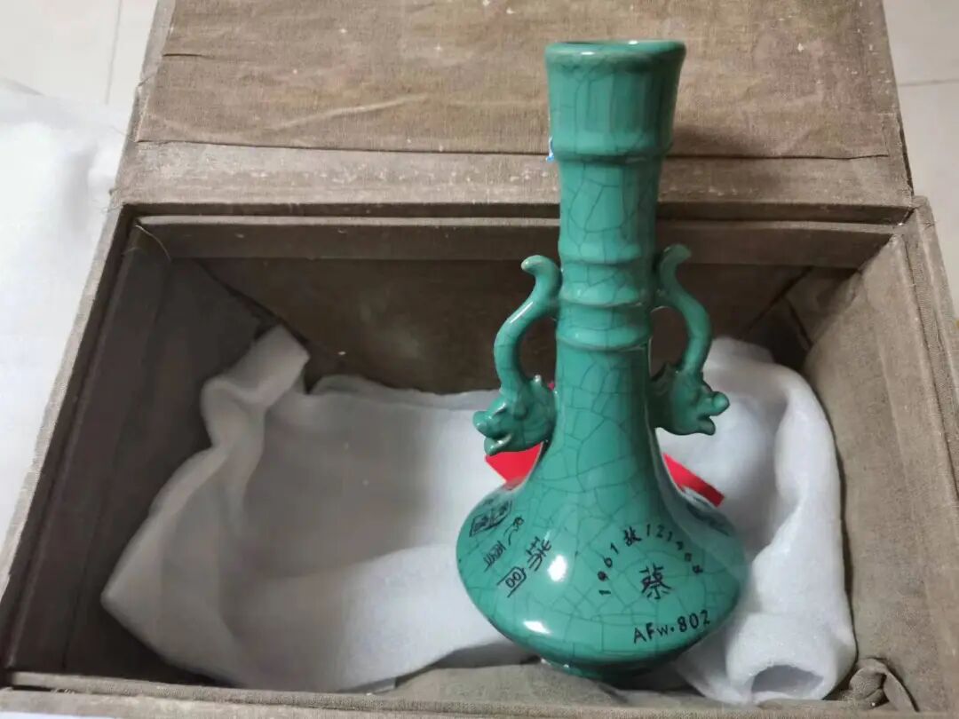 ▲韦怡公公在直播间购买的“假古董”。受访者供图