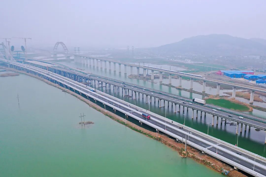 承建新靖淮大桥系列工程的中交路桥建设有限公司有关负责人进一步介绍