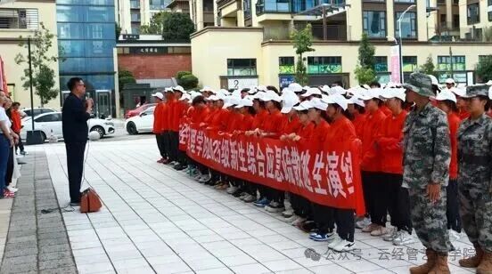 【社区风采】艺术与传媒学院 2025 级新生应急逃生演练圆满完成 温暖的 云经管艺传学院     2025年9月18日 20:40   第 5 张