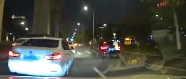 太嚣张！宝马车加塞被闪灯鸣笛，绿灯路口故意急刹堵车“报复”