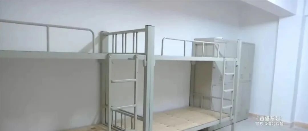 学校新宿舍甲醛超标，房内堆满装修材料气味刺鼻，家长怒怼校长：这怎么住？！