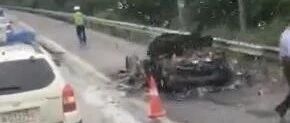 事发海南东线高速！惨不忍睹，百万豪车烧成一堆黑炭……