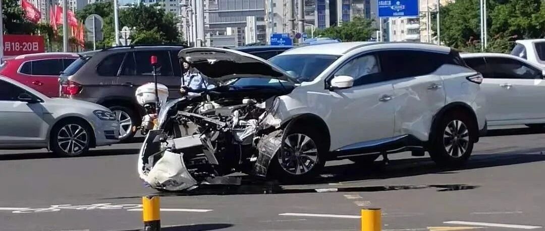 事发海口！SUV为抢黄灯致三车相撞，车辆受损严重