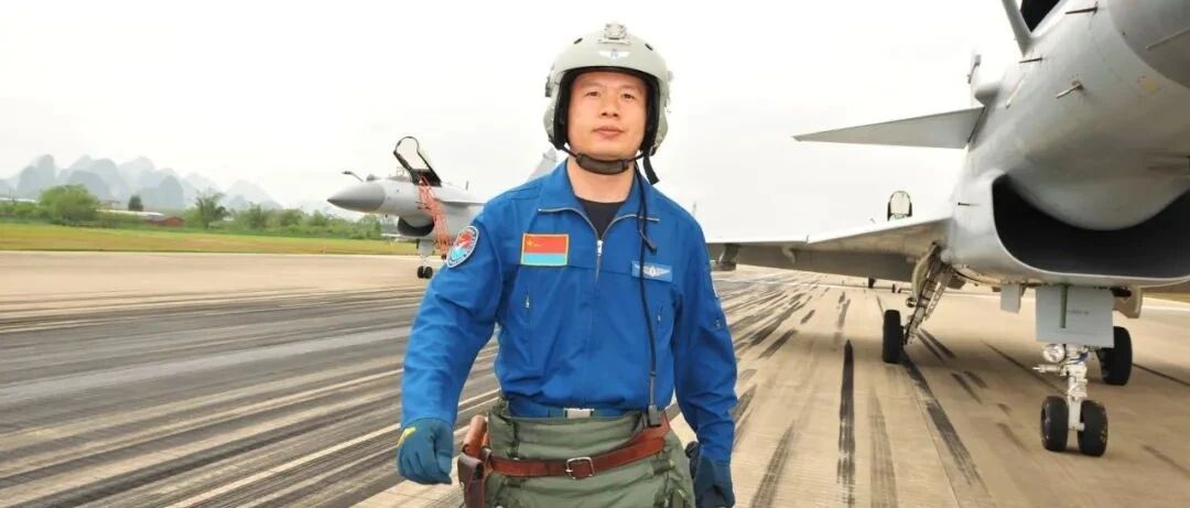 从他跳伞到坠机，只有3秒！在这之前的几十秒里，他在……