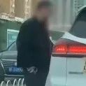 太嚣张！男子掏手铐威胁他人，警方回应：正在追查