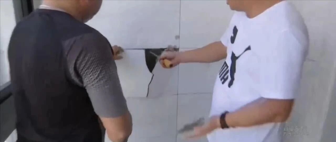 新房墙砖大面积开裂，瓷砖店与泥工互相推诿，业主当场砸墙！一探究竟……