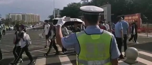 交警手举身份证站在考场门口，什么情况？