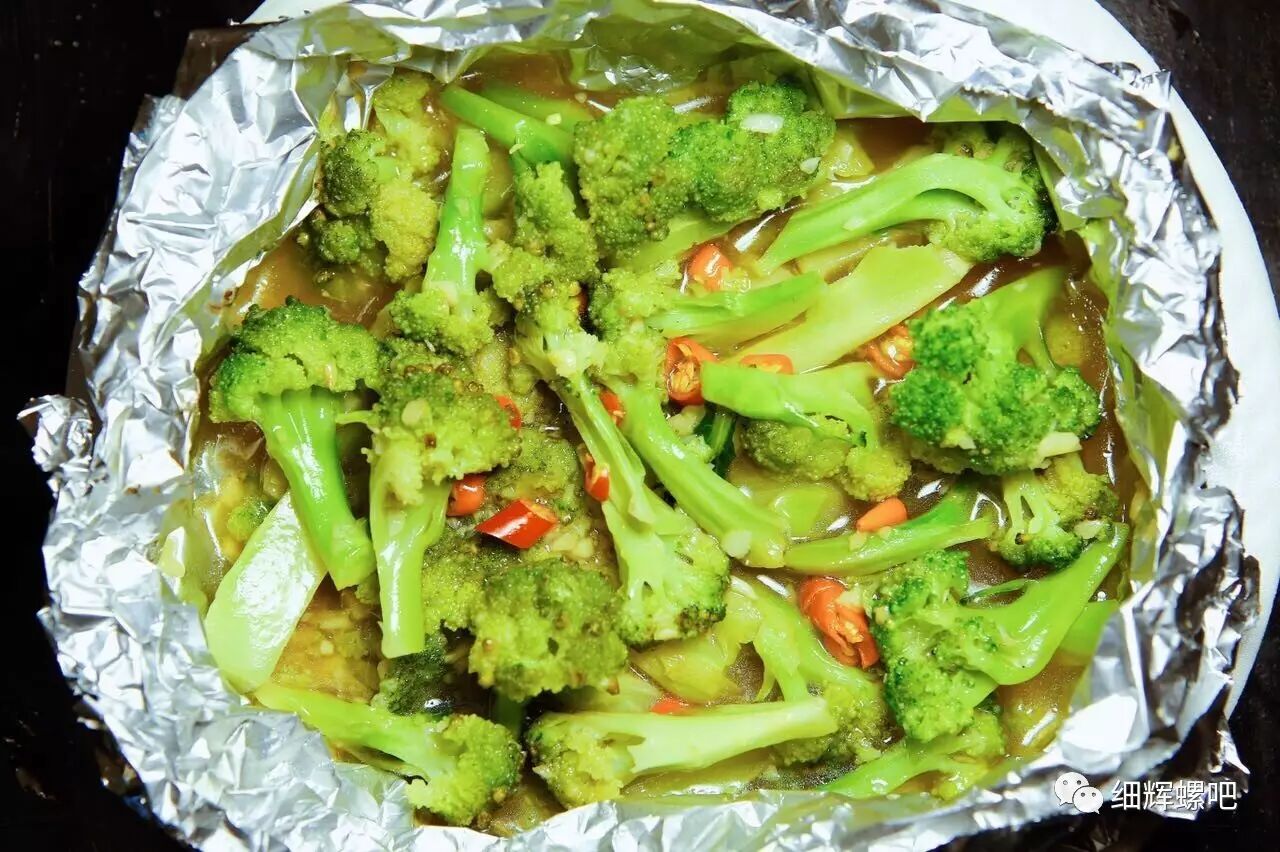 锡纸烤西兰花锡纸烤金针菇本店特色小吃——香煎牛仔骨.