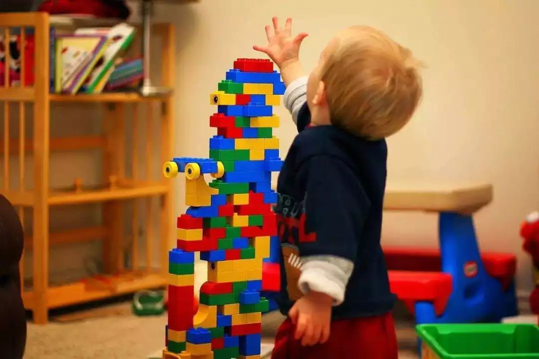 遊戲心理治療師：為什麼寶寶新玩具只玩三秒，塑膠瓶卻能玩半天？ 親子 第5張