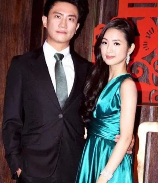 恋爱两年后,林于超在林依晨生日当天求婚成功,十分甜蜜.