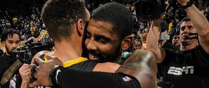 一时瑜亮，欧文转身晃动戏耍库里出自这场比赛