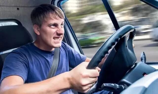 开车急躁,费心又费油,还是省省吧