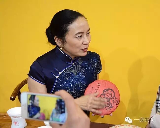 六大茶山董事长阮殿蓉正在进行直播中,紧跟时代步伐.