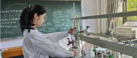 人民日报曝光两张对比照：优秀父母，是孩子的一座灯塔