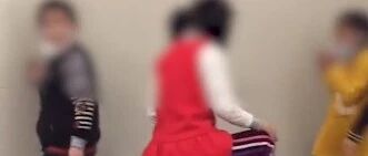 熊孩子踩着座椅打闹没人管：失职家长，永远教不出有教养的孩子