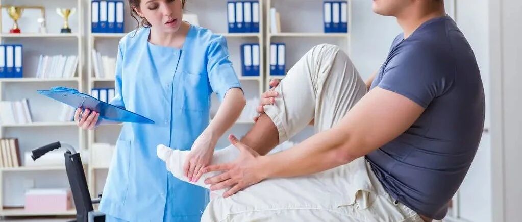 踝关节扭伤怎么办？手把手教你应对！