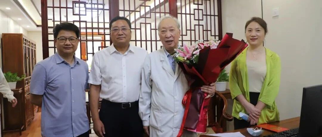 学校领导教师节前夕看望慰问教师代表