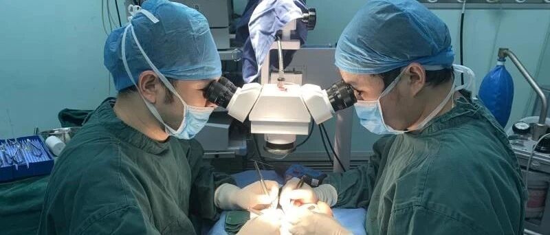 疼！一根3米长，5厘米宽的钢管从22楼落下，把他钉在了地上！