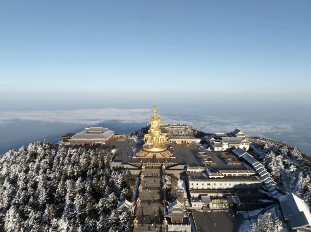 日照金顶!新年第一天的峨眉山美绝了 