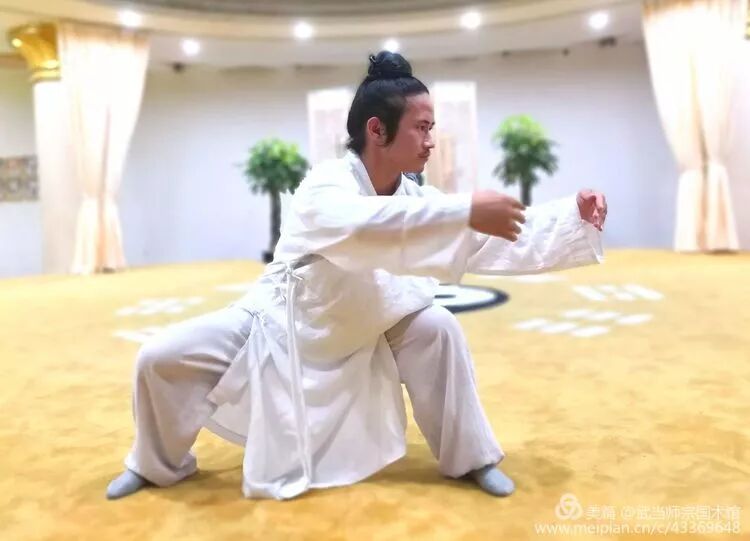 道家活骨气功详解第二式：旋转乾坤万物生