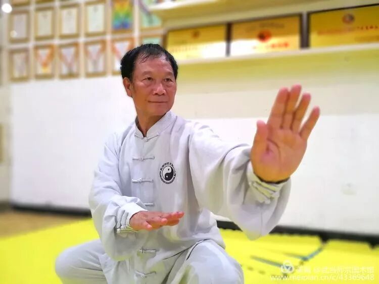 道家活骨气功详解第二式：旋转乾坤万物生