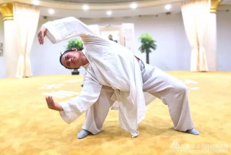 道家活骨气功详解第二式：旋转乾坤万物生