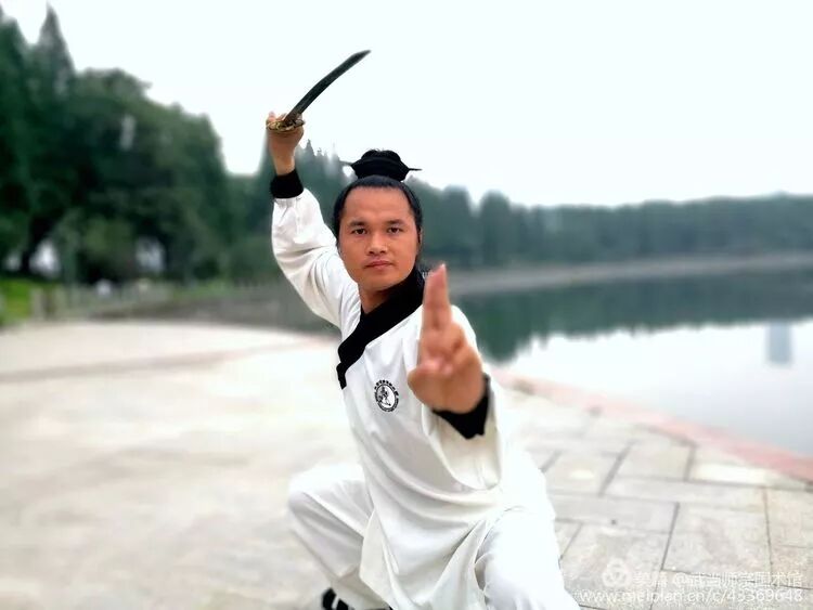 道家活骨气功详解第二式：旋转乾坤万物生