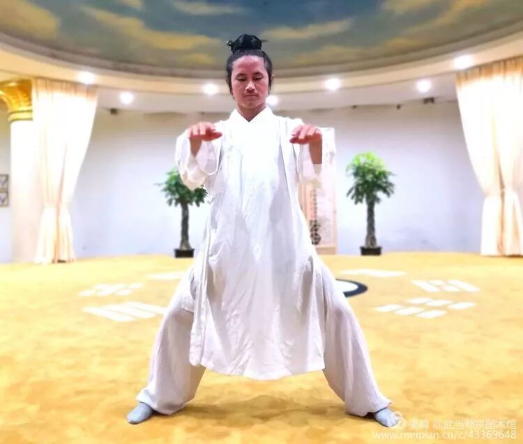 道家活骨气功详解第二式：旋转乾坤万物生