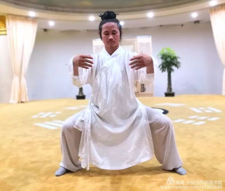 道家活骨气功详解第二式：旋转乾坤万物生