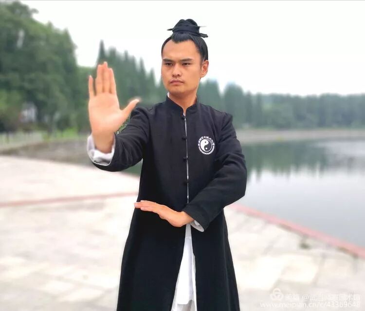 道家活骨气功详解第二式：旋转乾坤万物生