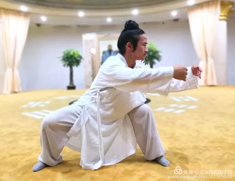 道家活骨气功详解第二式：旋转乾坤万物生