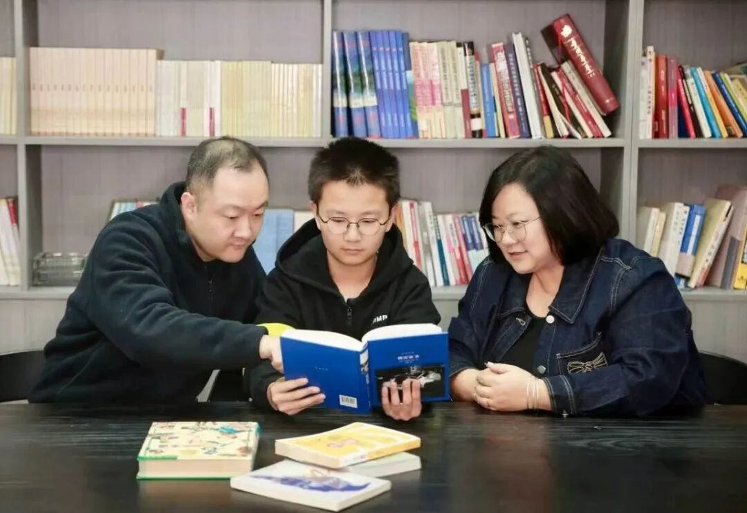 最美家庭丨杨芳家庭：幕后亦荣光 同心筑警魂