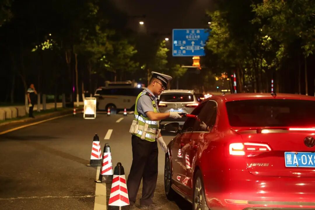 物品的盘查检查,抓获一批违法犯罪人员,查处一批"三超一疲劳",酒驾